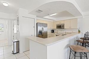 Flip Flop Inn - Pet Friendly, Waterfront Townhome with Pool