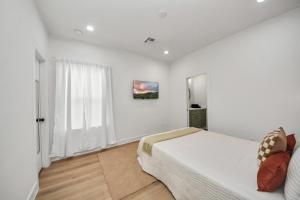 Stylish & Cozy Mins to Downtown With Backyard