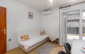 1 Bedroom Awesome Apartment In Selce 