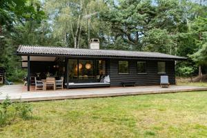60S Log House With Woodland Cabin Vibe
