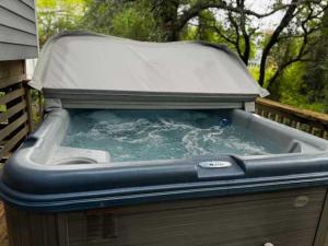 FantaSea Crush Hot Tub and Walk to Beach