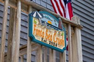 FantaSea Crush Hot Tub and Walk to Beach