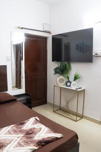 Bollywood House 100 inch Cinema Jacuzzi Party Couples