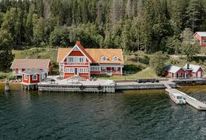 Historic Summer House By The Water On Ulvön