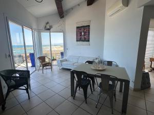 Appartements Spacious air-conditioned duplex with 270 degree sea views : photos des chambres