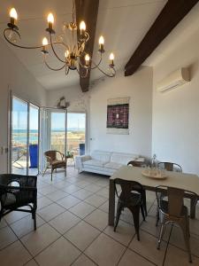 Appartements Spacious air-conditioned duplex with 270 degree sea views : photos des chambres