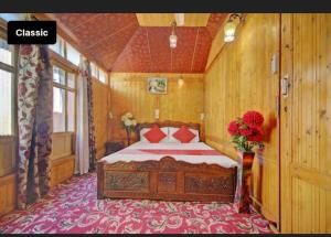 Mossess Retreat Group Of Houseboats