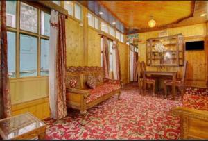 Mossess Retreat Group Of Houseboats