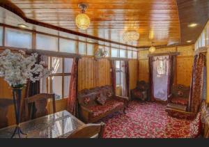 Mossess Retreat Group Of Houseboats