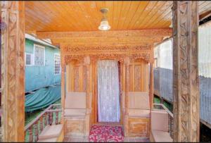 Mossess Retreat Group Of Houseboats