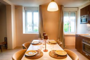 Appartements Escapade en famille en appartement - Cine prive, balneo et jardin : photos des chambres