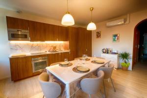 Appartements Escapade en famille en appartement - Cine prive, balneo et jardin : photos des chambres