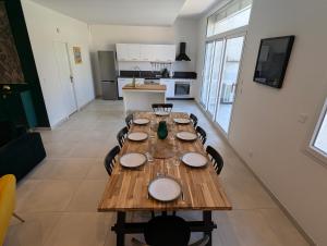 Appartements ColorChic 3 etoiles - Parking Prive Terrasse Clim - 120m2 Plein centre : photos des chambres