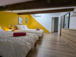 Appartements ColorChic 3 etoiles - Parking Prive Terrasse Clim - 120m2 Plein centre : photos des chambres