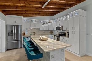 Keys Dream - Luxury Waterfront Home, Beach Club w Pool, 37 Dock