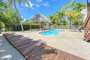 Kon Tiki - Waterfront Pool Home Near Sombrero Beach, 30 Dock, Tiki Hut