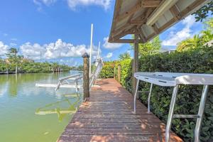 Kon Tiki - Waterfront Pool Home Near Sombrero Beach, 30 Dock, Tiki Hut