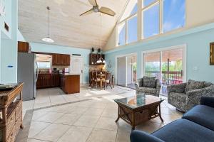 Kon Tiki - Waterfront Pool Home Near Sombrero Beach, 30 Dock, Tiki Hut