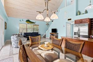 Kon Tiki - Waterfront Pool Home Near Sombrero Beach, 30 Dock, Tiki Hut