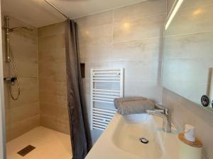 Appartements Joli T2 sur le petit port de Sanary, Clim, superbe vue, au coeur du village : photos des chambres