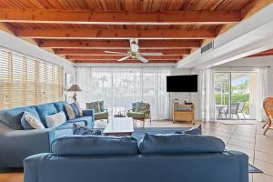 My Beach Key - Waterfront Home, 32 Dock, Tiki Hut, Beach Club Access w Pool