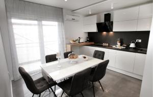 Cozy Apartment In Kastel Kambelovac