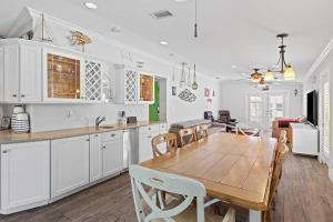 Paradise Cove - Waterfront Private Pool Home, 2 Mins to Open Gulf, 60 Dock