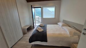 One-Bedroom Apartment with Lake View