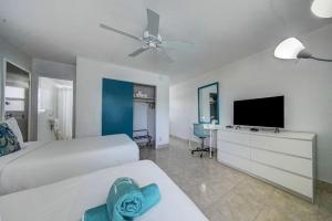Efficiency Two Double Beds room in Horizon by the Sea Inn