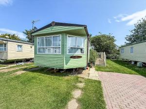 Lovely Caravan For Hire With Decking At Skipsea Sands In Yorkshire Ref 41015Wf