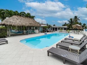 Refuge on the Reef - Luxury Waterfront Pool Home, 75 Dock