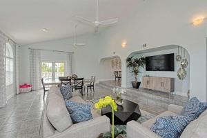 Reel Relaxin` - Luxury Waterfront Pool Home, 55 Dock