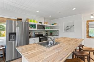 Sea Haven - Waterfront Pool Home, 35 Dock, Steps From Sombrero Beach