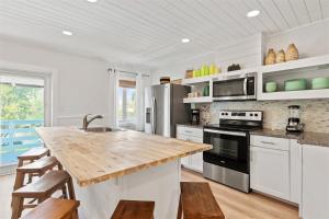 Sea Haven - Waterfront Pool Home, 35 Dock, Steps From Sombrero Beach