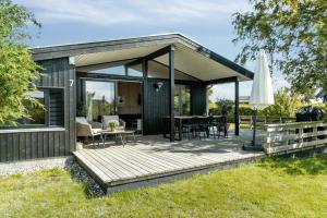 Find Peace In Cosiest Setting With Sea Glimpse