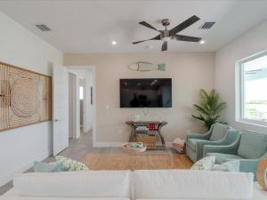 Seaside Serenity - Luxury Waterfront Pool Home, 35` Dock