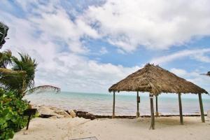 Seaside Villa- Charming Beachfront Condo w Pool!