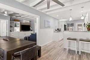 Tranquil Retreat - Waterfront Home, 37 Dock, Cabana Club Access w Pool