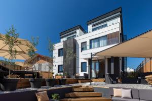 Апартаменты с двумя спальнями и собственной террасой на крыше в доме с бассейном, возле пляжа Яз