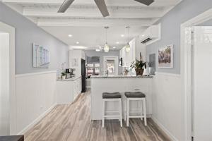 Tranquil Retreat - Waterfront Home, 37 Dock, Cabana Club Access w Pool