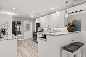 Tranquil Retreat - Waterfront Home, 37 Dock, Cabana Club Access w Pool