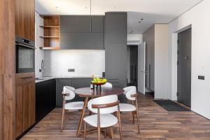 Апартаменты с двумя спальнями и собственной террасой на крыше в доме с бассейном, возле пляжа Яз