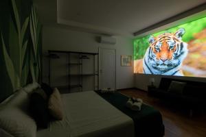 Deluxe Apartment - Jacuzzi & Cinema, 500m to Metro B, 6-8 pax img13