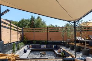 Апартаменты с двумя спальнями и собственной террасой на крыше в доме с бассейном, возле пляжа Яз