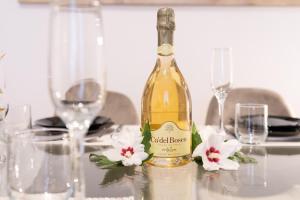 Deluxe Apartment - Jacuzzi & Cinema, 500m to Metro B, 6-8 pax