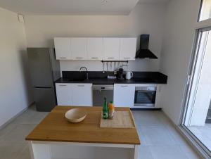 Appartements ColorChic 3 etoiles - Parking Prive Terrasse Clim - 120m2 Plein centre : Appartement Deluxe