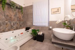 Deluxe Apartment - Jacuzzi & Cinema, 500m to Metro B, 6-8 pax img21