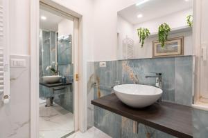 Deluxe Apartment - Jacuzzi & Cinema, 500m to Metro B, 6-8 pax img24