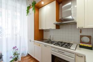 Deluxe Apartment - Jacuzzi & Cinema, 500m to Metro B, 6-8 pax img25