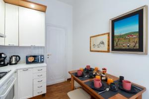 Deluxe Apartment - Jacuzzi & Cinema, 500m to Metro B, 6-8 pax img27